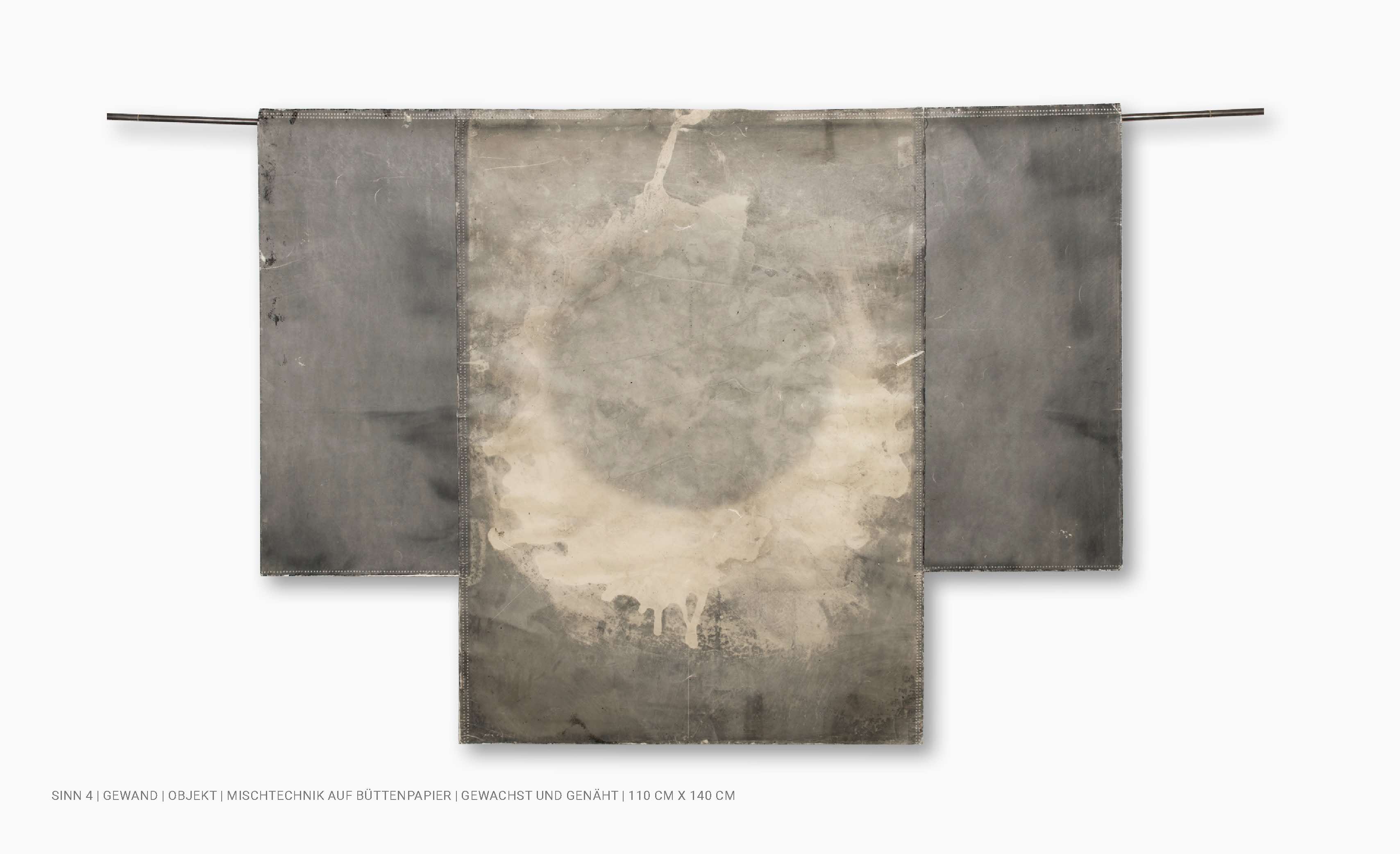 Kunst Objekt Papiergewand gewachst